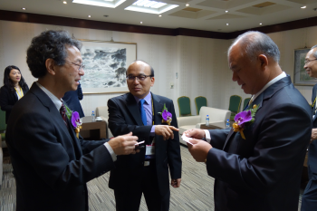 理事長與CIE國際照明委員會主席(左)Mr.Yoshihiro Ohno相見歡
