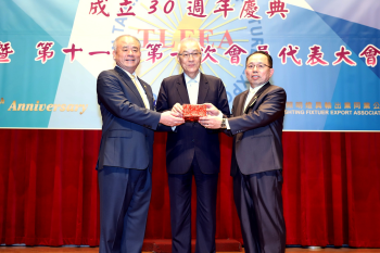 黃明智名譽輔導理事長(左)、吳敦義前副總統(中)、馮松陽理事長(右)